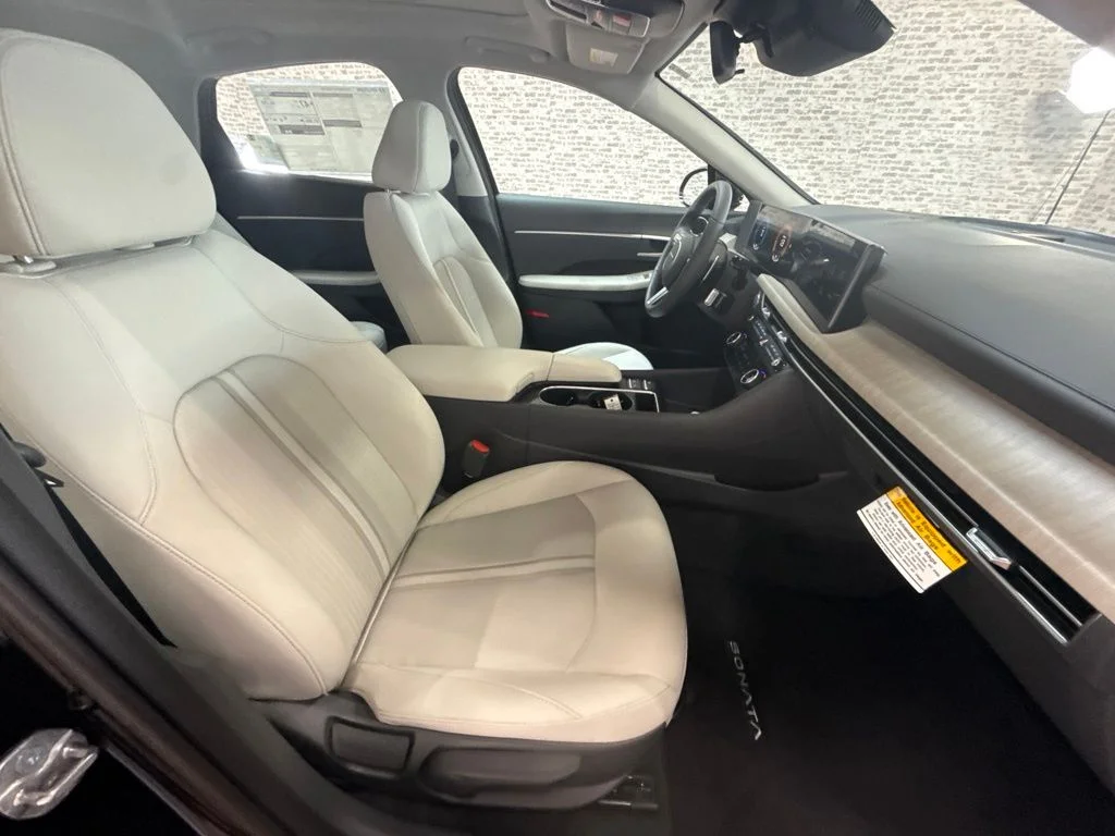 New 2026 Abyss Black Hyundai SEL image 11