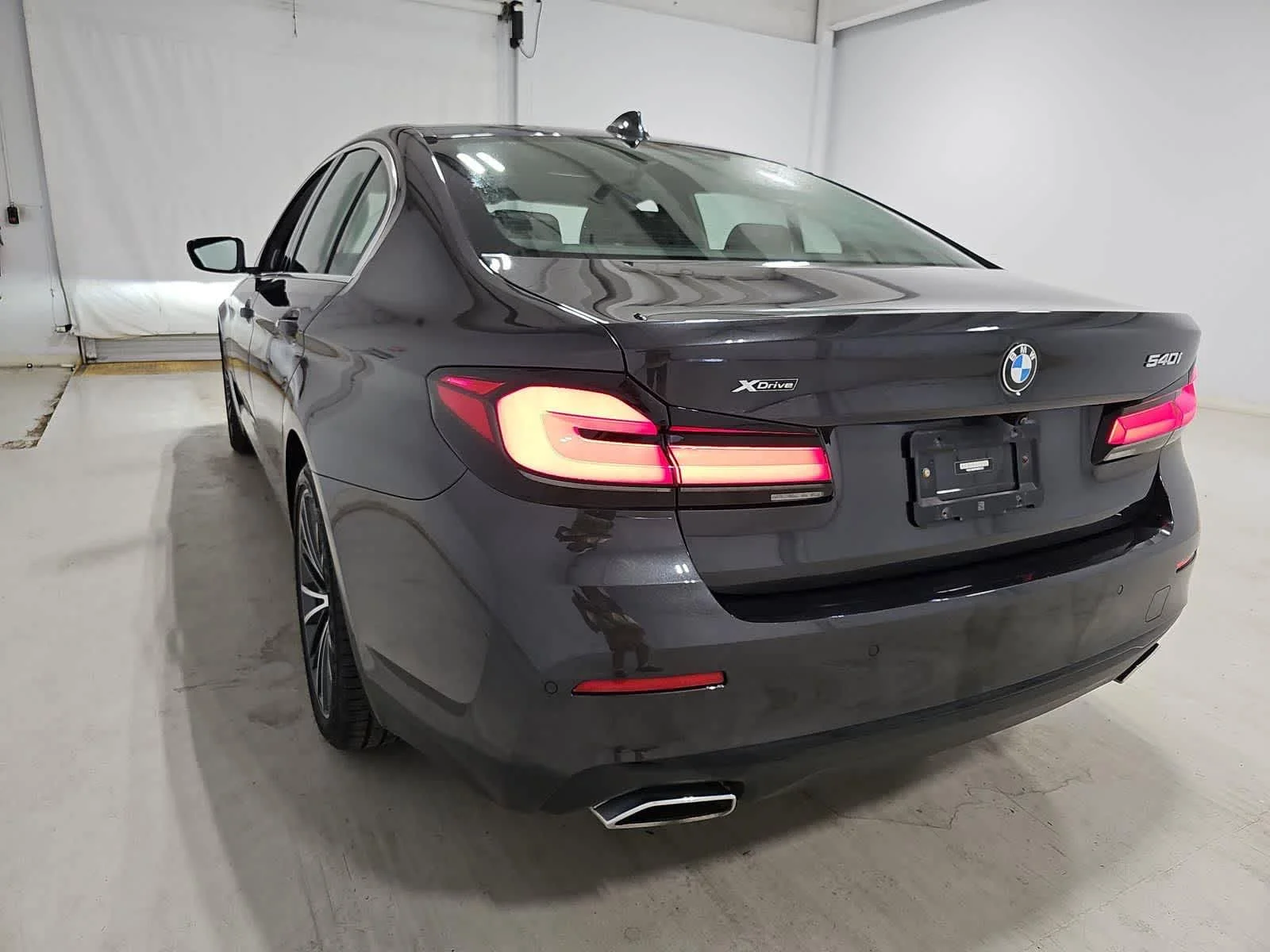 Used 2022 Dark Graphite Metallic BMW 540i xDrive image 3