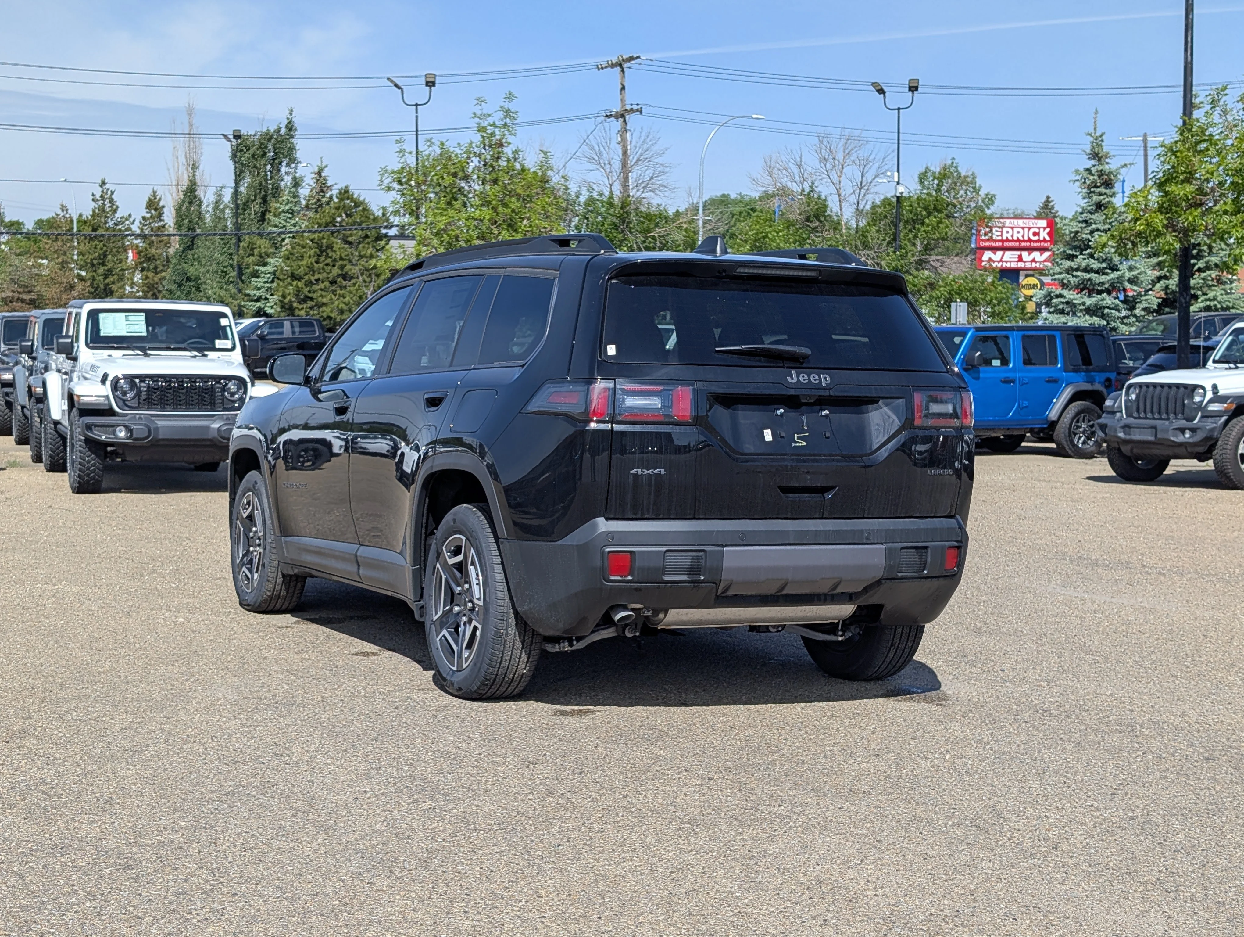 New 2026 Diamond Black Crystal Pearl Jeep Laredo image 4