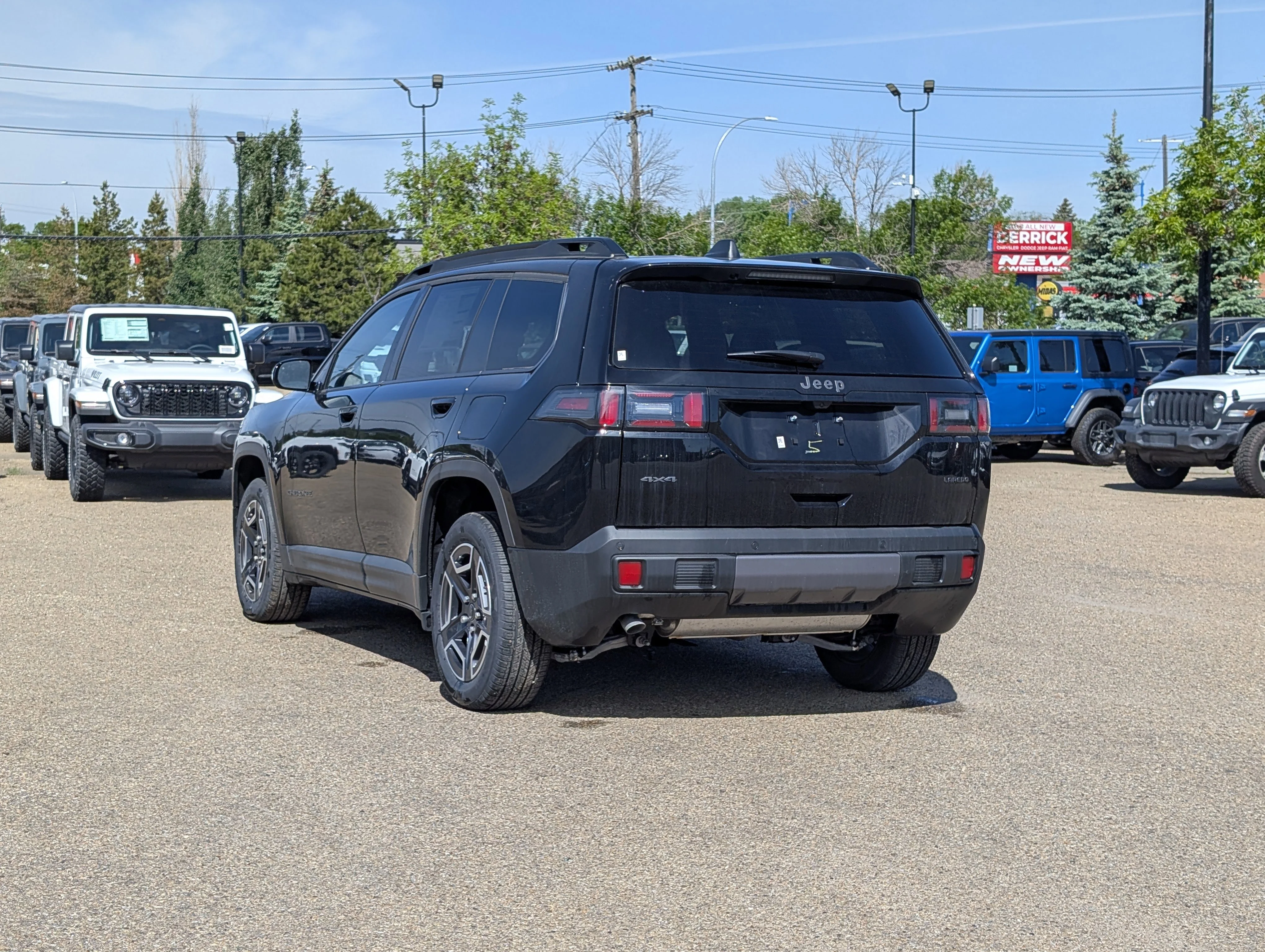 New 2026 Diamond Black Crystal Pearl Jeep Laredo image 4