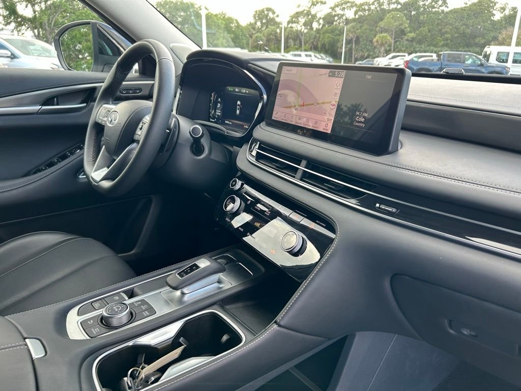 Used 2025 White INFINITI LUXE image 50