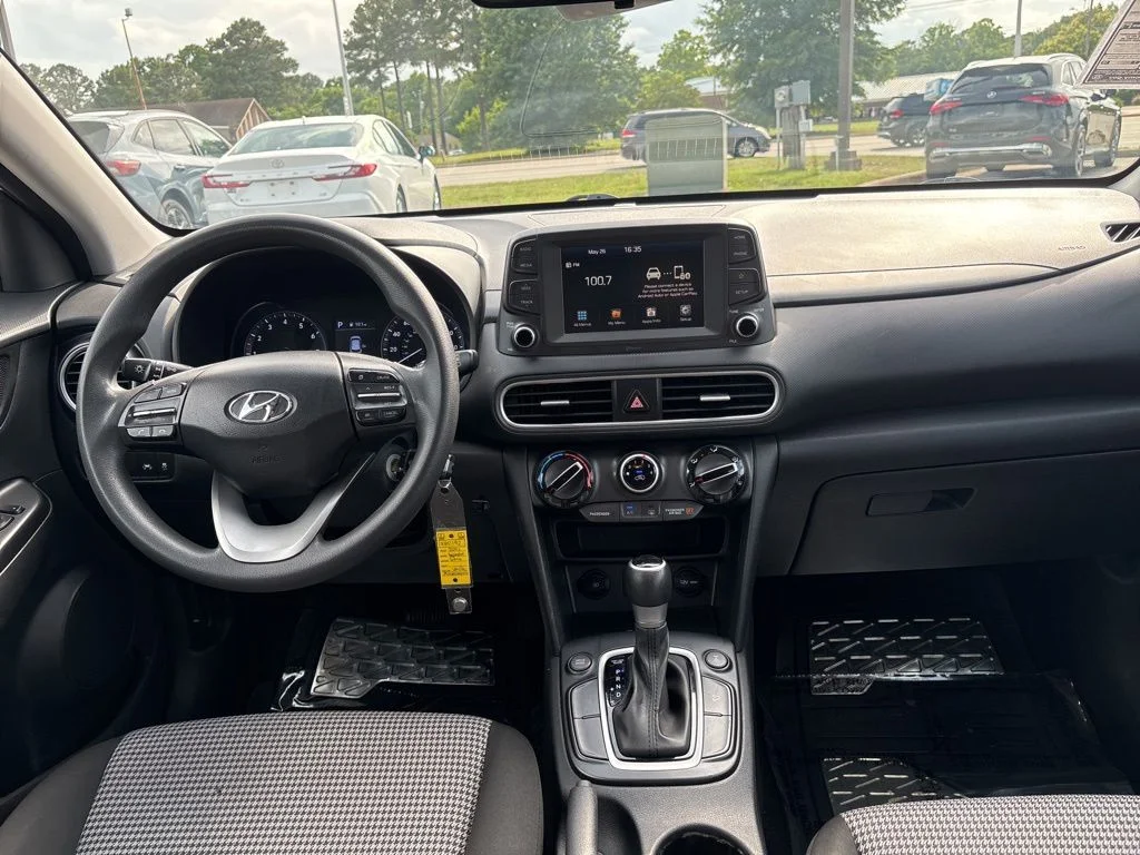 Used 2021 White Hyundai SE image 10