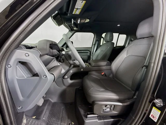 New 2026 Santorini Black Metallic Land Rover S image 11