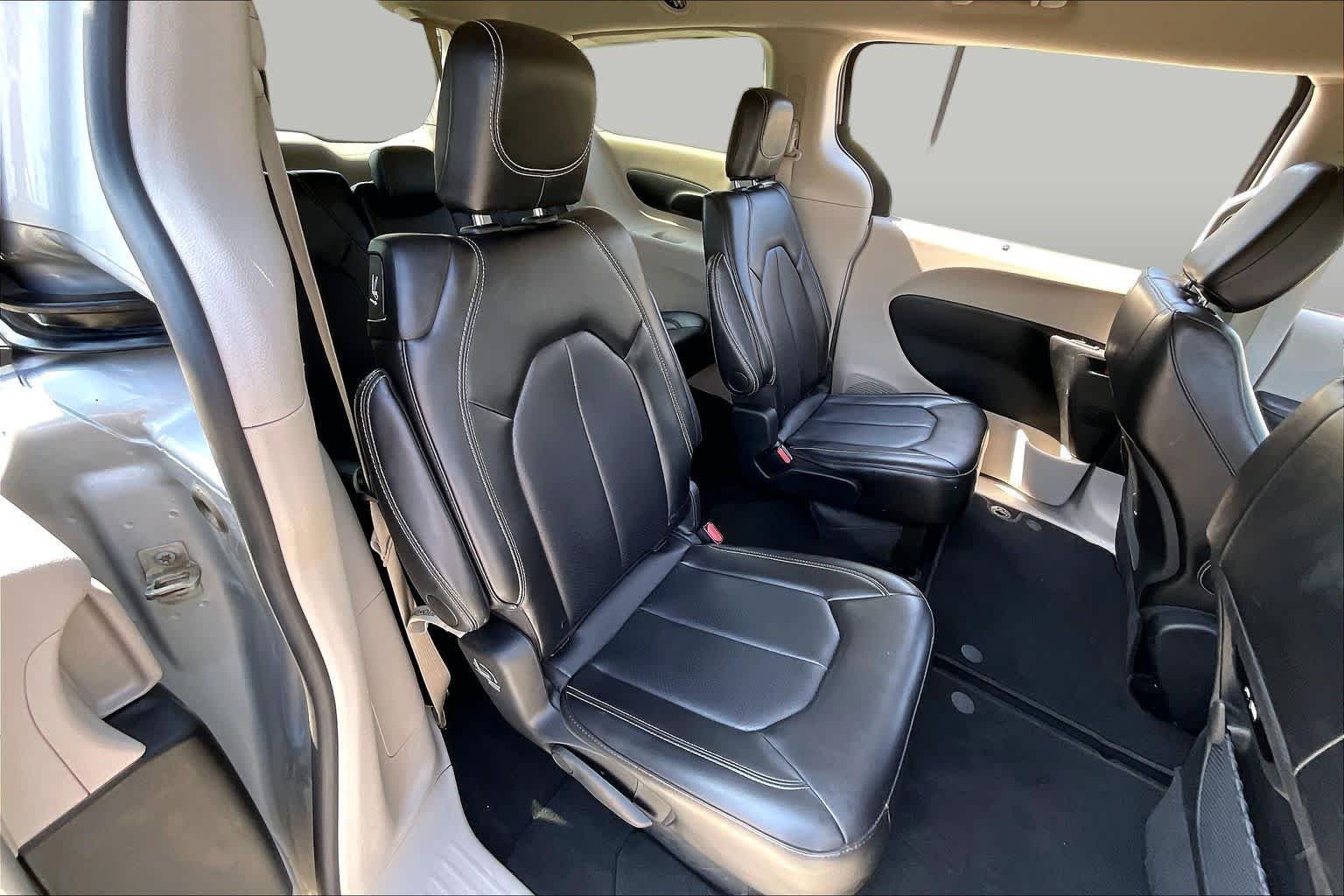 Used 2024 Silver Mist Clearcoat Chrysler Touring L image 19