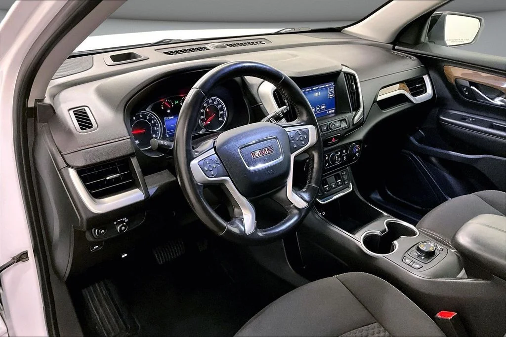 Used 2021 White GMC SLE image 17