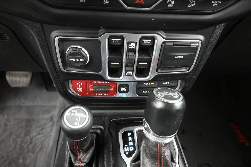 Used 2018 White Jeep Unlimited Rubicon image 19