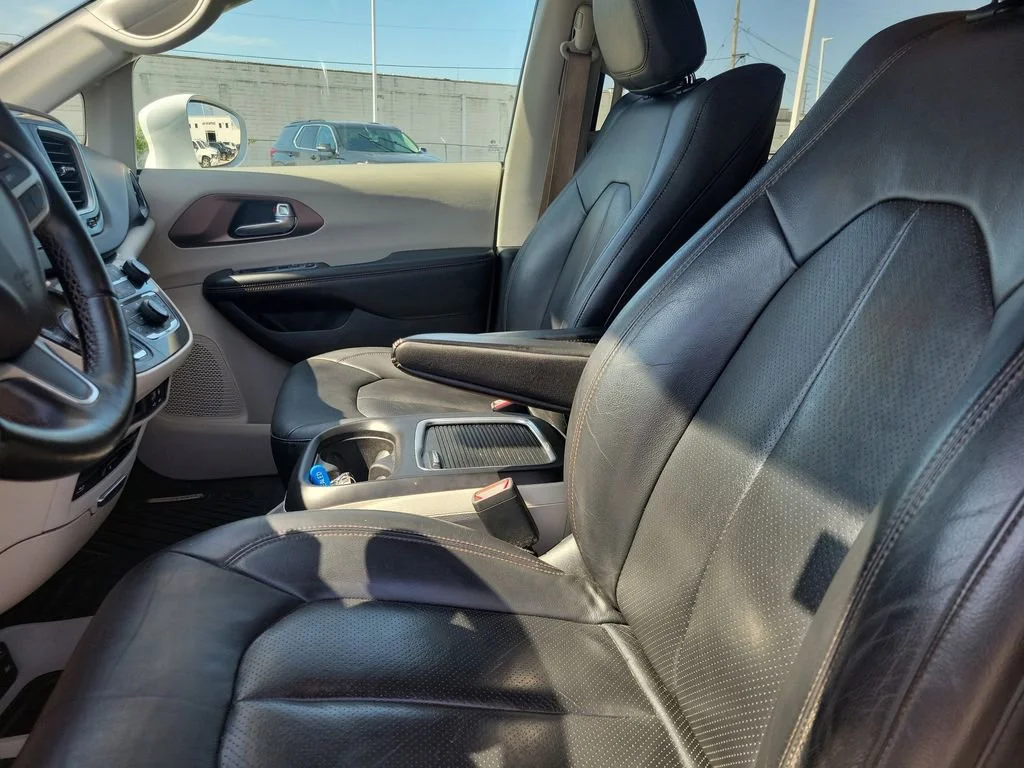 Used 2017 White Chrysler Touring-L Plus image 21