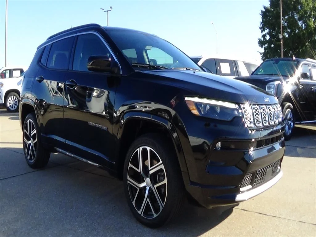 Used 2024 Diamond Black Crystal Pearl Coat (pxj) Jeep Limited image 4