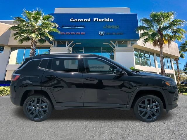 New 2026 Diamond Black Crystal Pearl-Coat Exterior Paint Jeep  image 4
