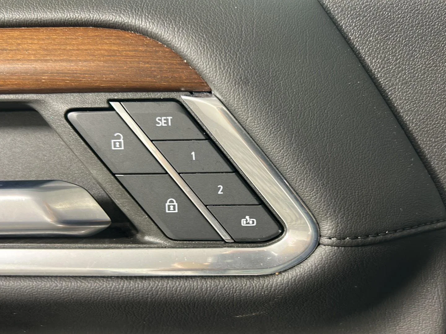 Used 2023 White Frost Tricoat GMC Denali image 21
