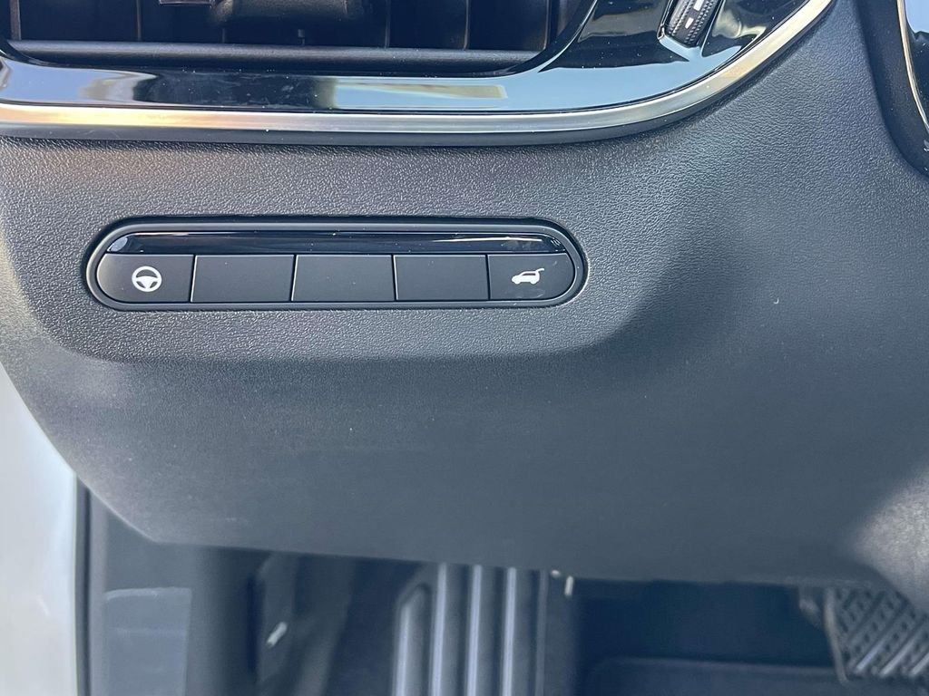 New 2026 2T RAD WHT INFINITI Sport AWD image 19