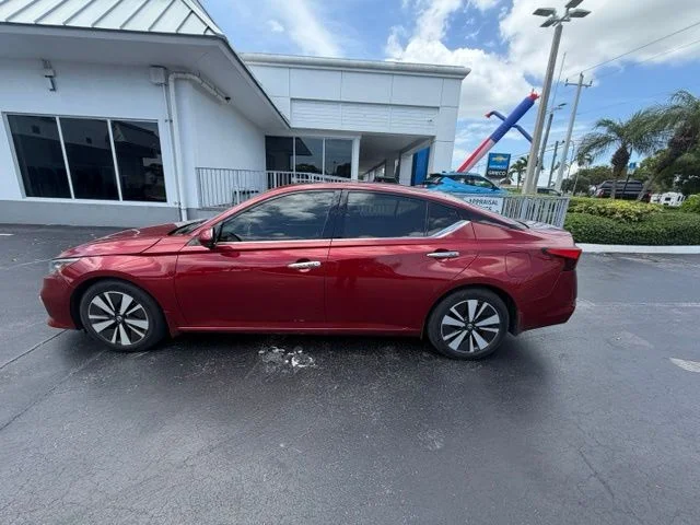 Used 2019 Red Nissan 2.5 SV image 7