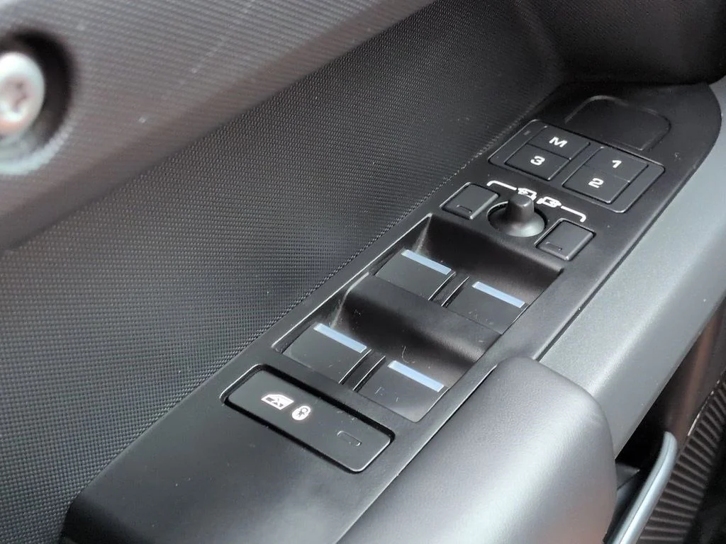 Used 2024  Land Rover X-Dynamic SE image 22