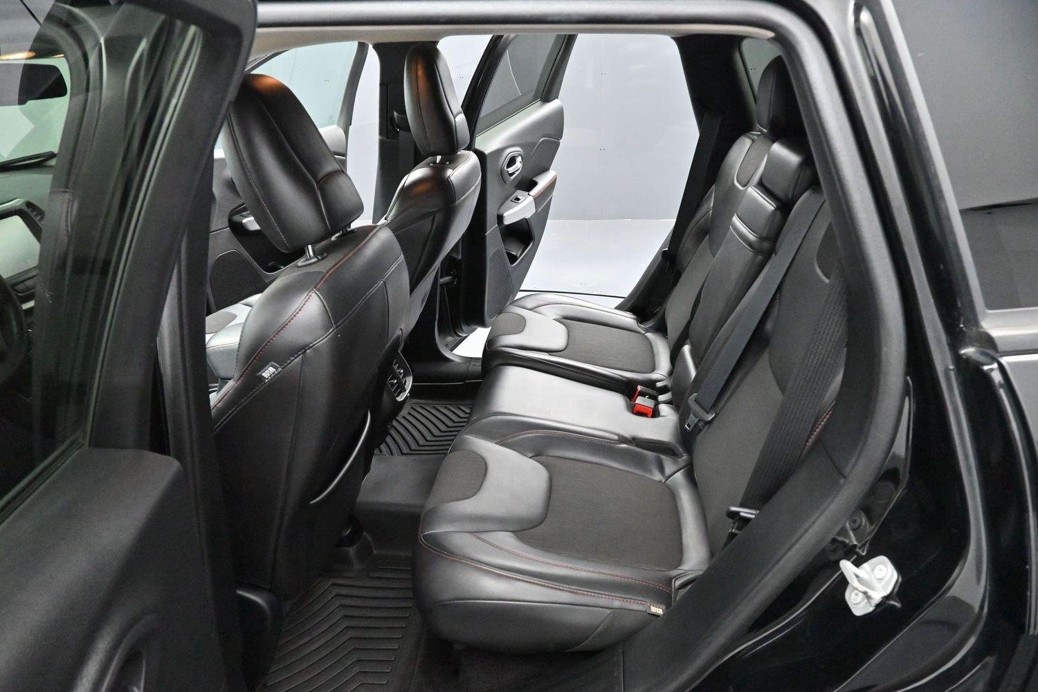 Used 2018 Diamond Black Crystal Pearlcoat Jeep Trailhawk image 27