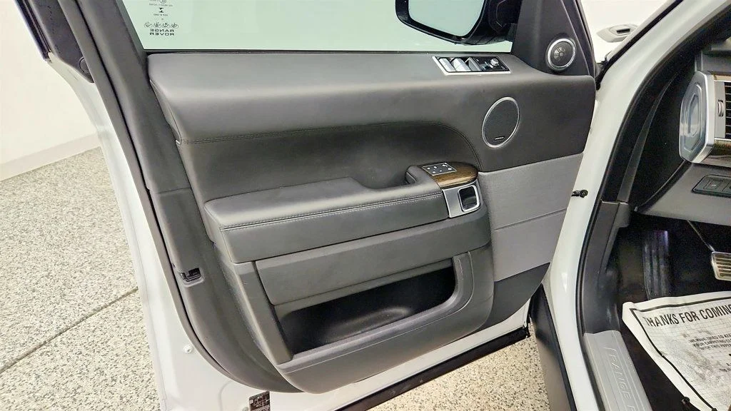 Used 2019 Fuji White Land Rover V8 Supercharged Dynamic w/ Drive Pro Pack & Meridian Audio image 11