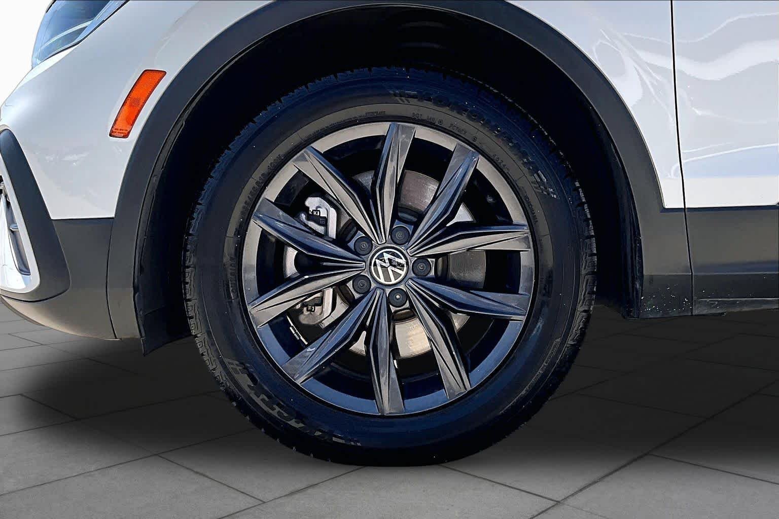 Used 2022 Pure White Volkswagen SE image 11