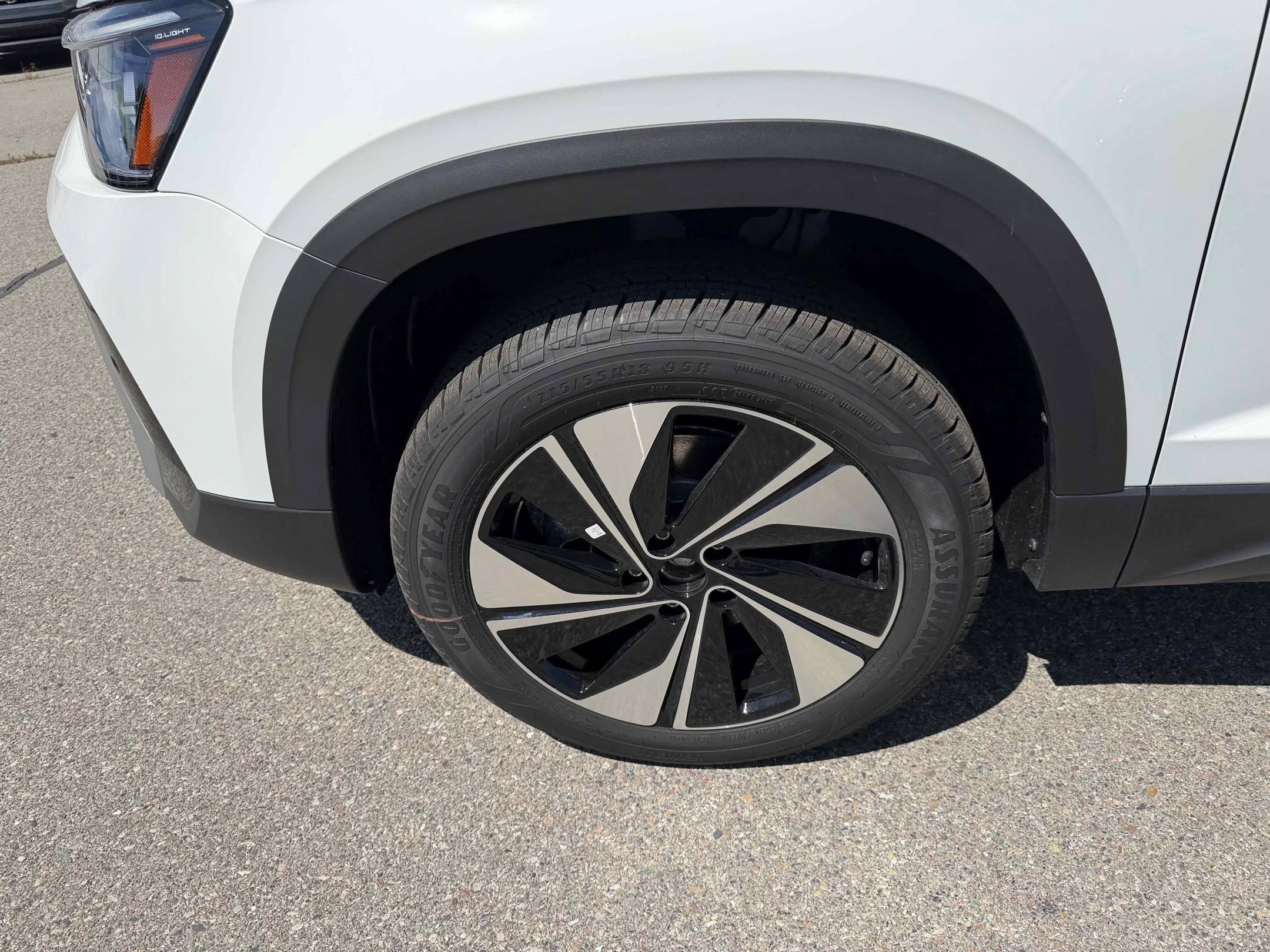 New 2026 Pure White Volkswagen SE image 13