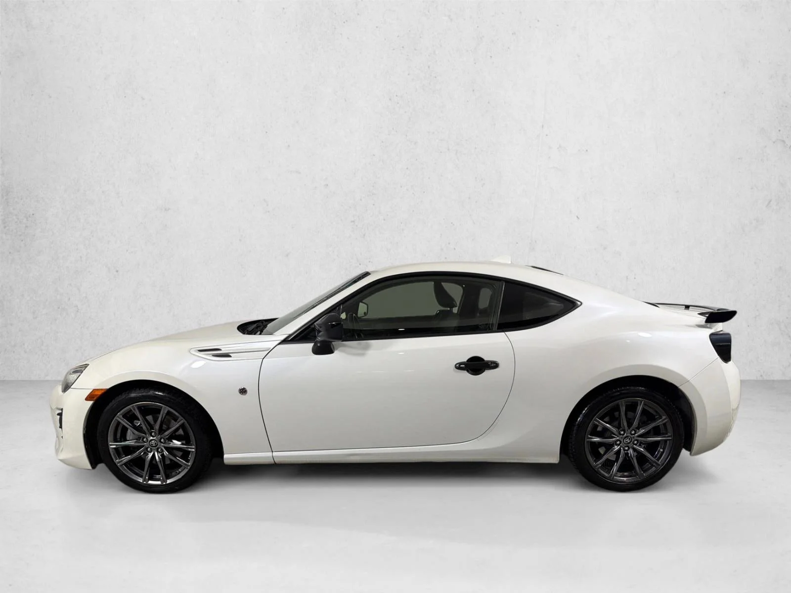 Used 2017 White Toyota  image 6