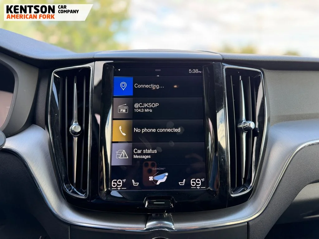 Used 2019 Gray Volvo T6 Momentum image 23