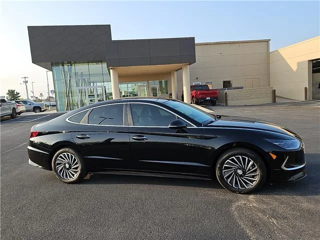 Used 2023 Black Hyundai Limited image 5