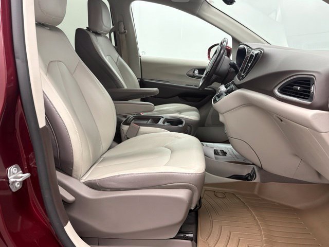 Used 2017 Red Chrysler Touring L image 46