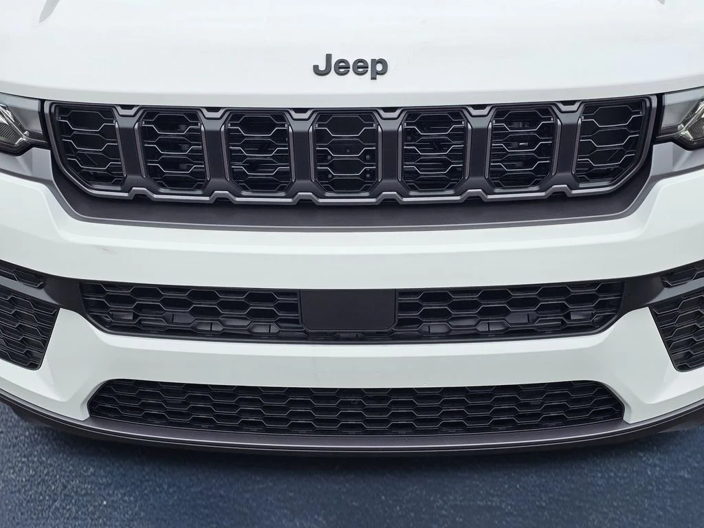 New 2026 Bright White Clear-Coat Exterior Paint Jeep Altitude image 3