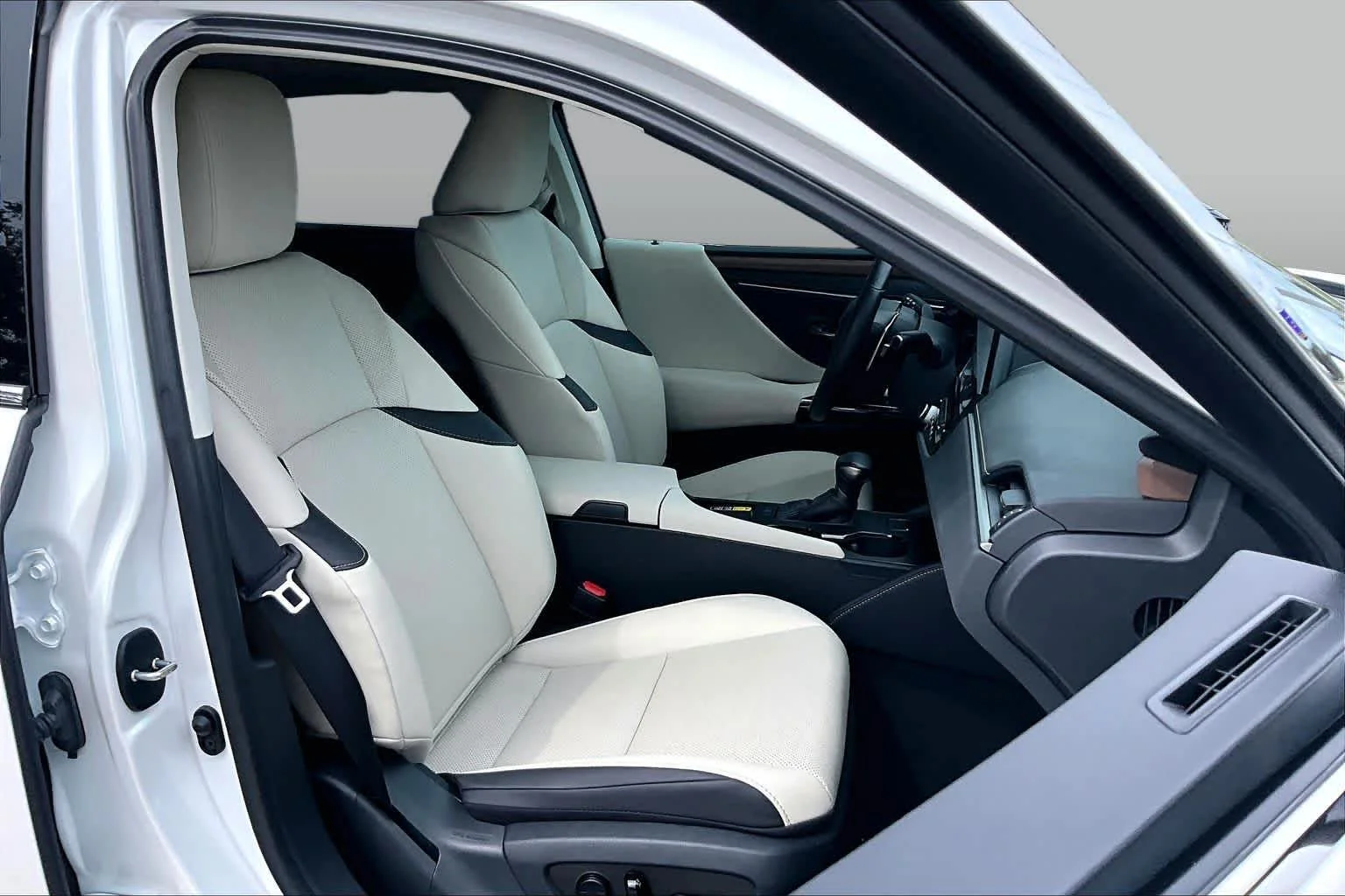 Used 2025 Eminent White Pearl Lexus  image 9