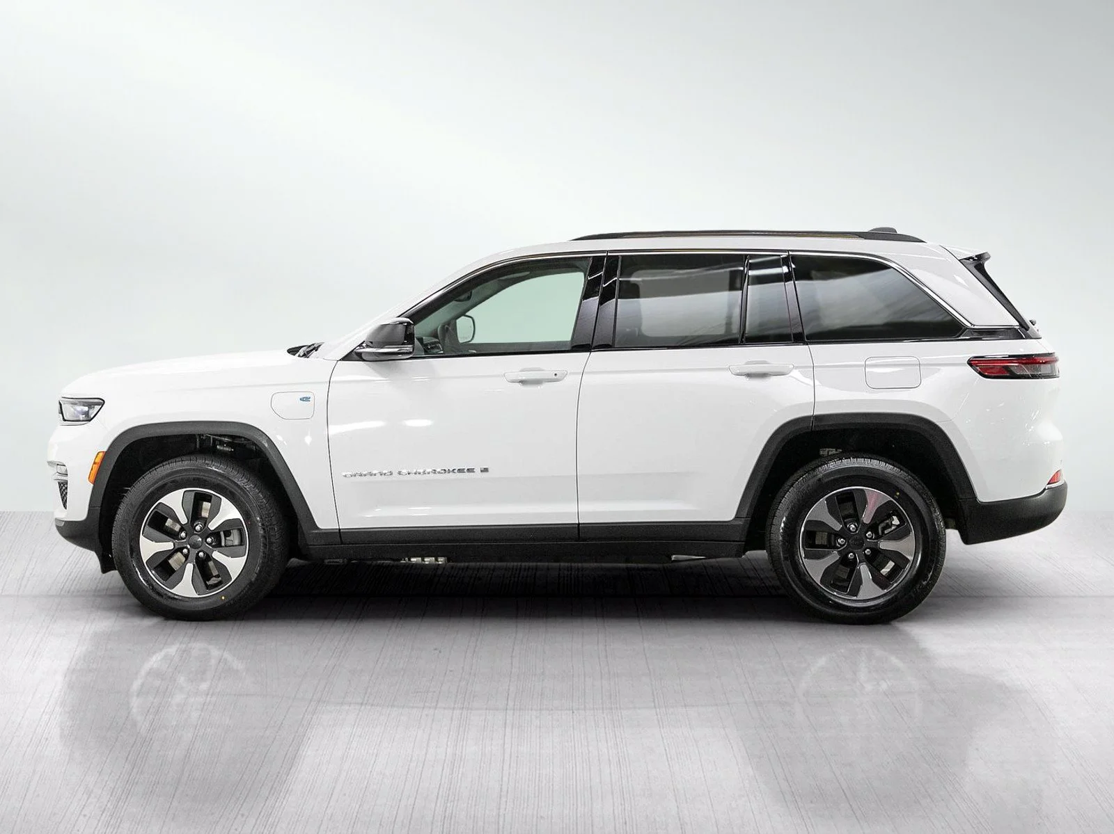 Used 2024 Jeep Grand Cherokee 4xe with VIN 1C4RJYB63RC714446 for sale in Hopkins, Minnesota