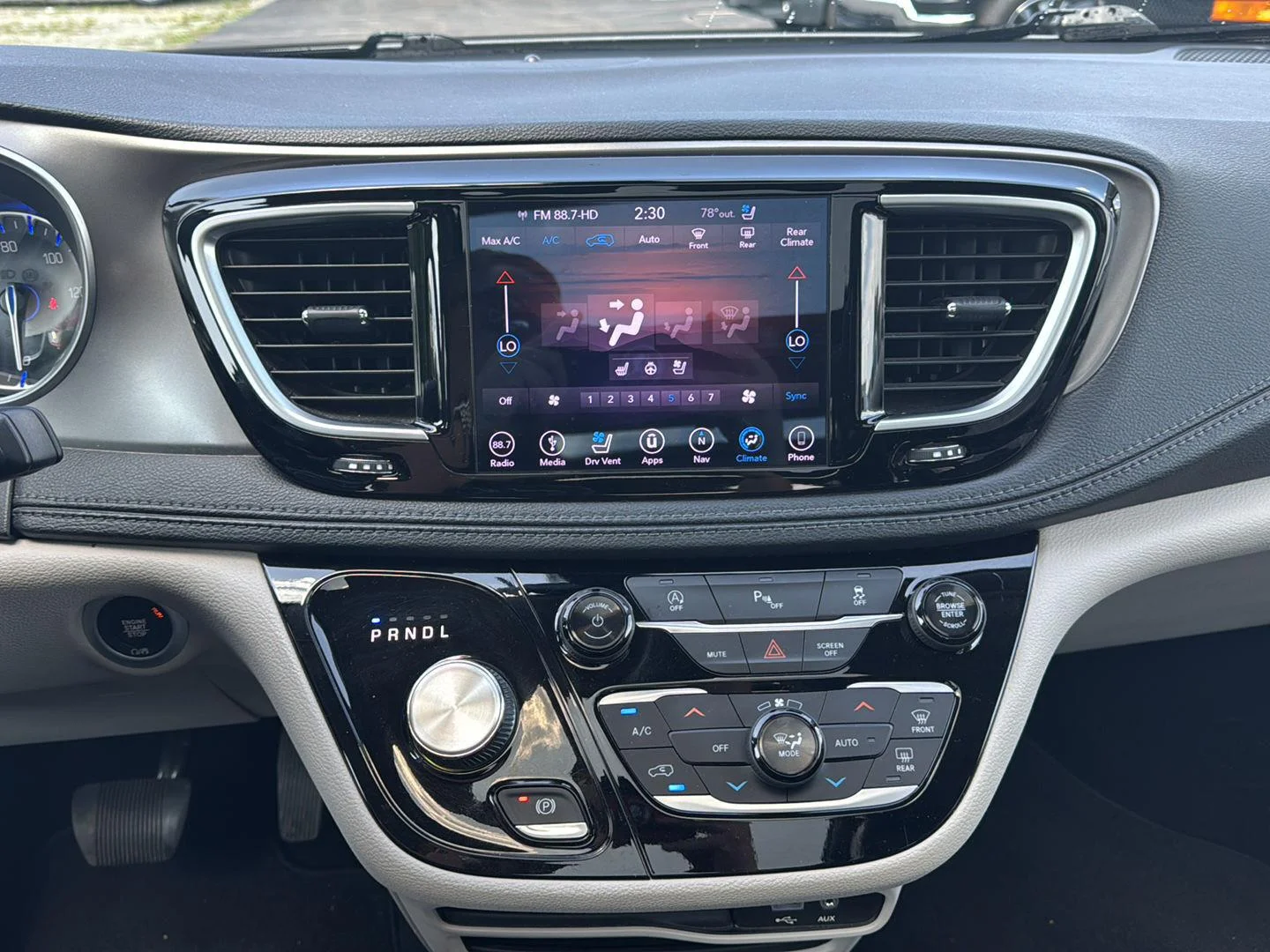 Used 2019 Bright White Clearcoat Chrysler Limited image 18