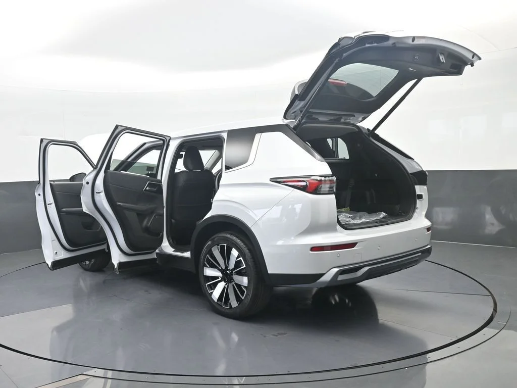 New 2026 Diamond White Mitsubishi SE image 84