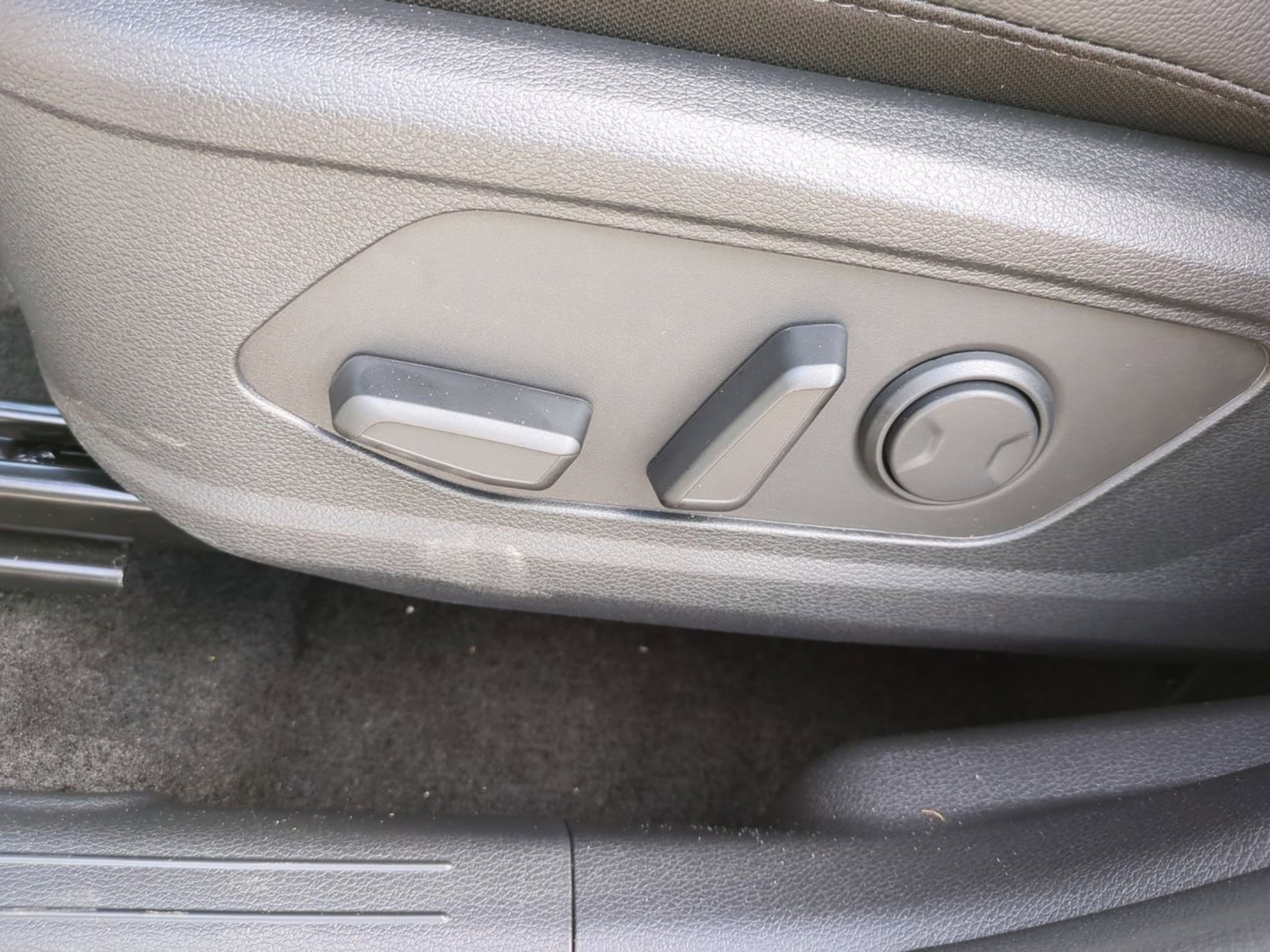 New 2026 Glacial White Pearl Kia EX image 17