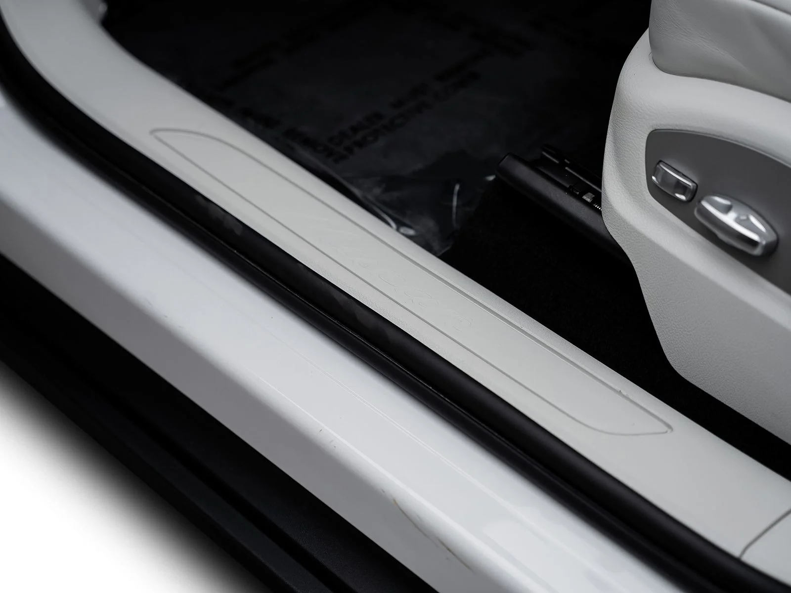 Used 2025 White Porsche Base image 67