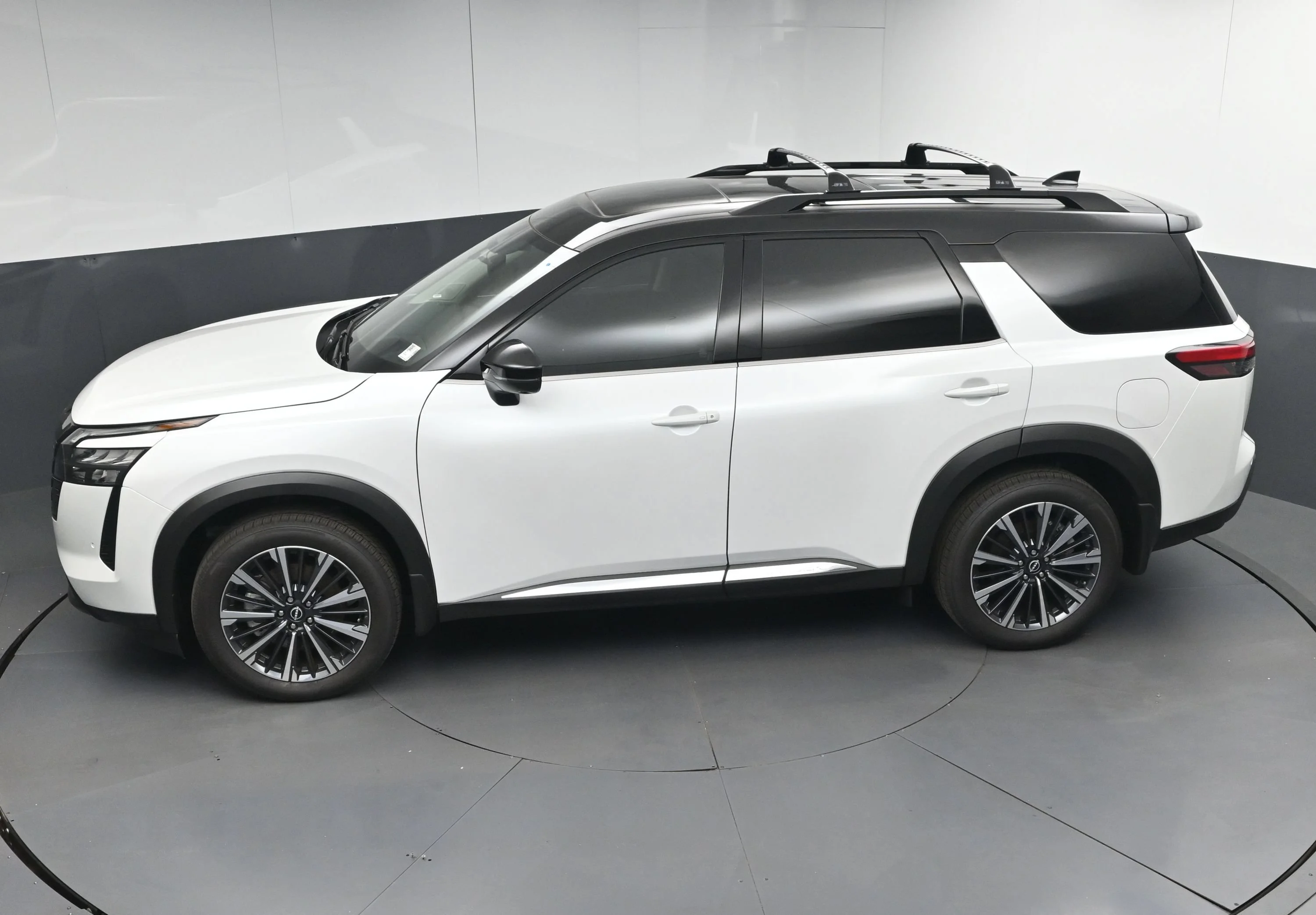 New 2026 Everest White Pearl TriCoat / Super Black Two-tone Nissan Platinum image 38