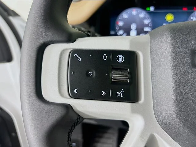 New 2026 White Land Rover X-Dynamic SE image 10