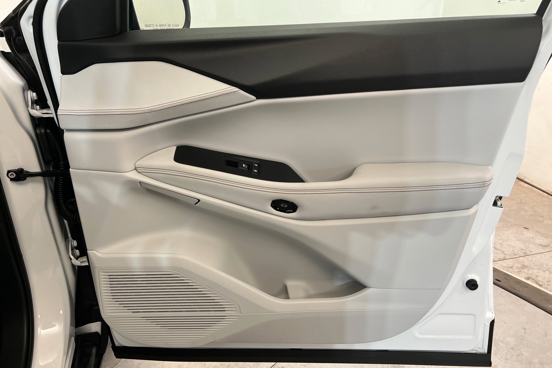 New 2026 Bright White Clear-Coat Exterior Paint Jeep Limited image 24