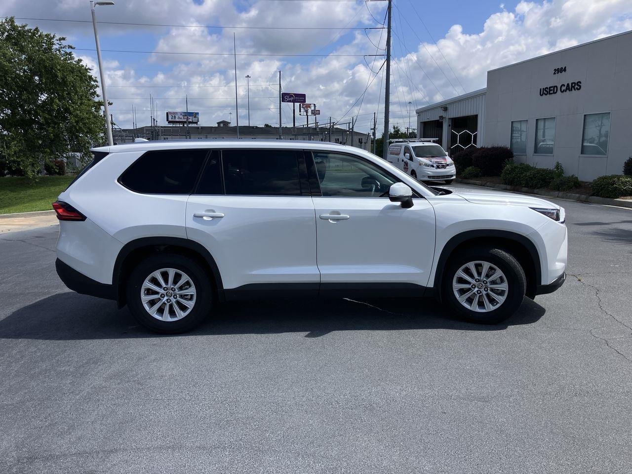 Used 2024 White (Wind Chill Pearl) Toyota XLE AWD image 6