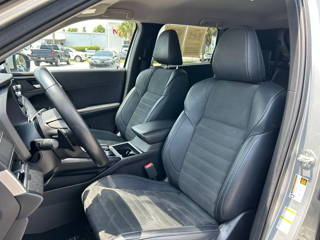 Used 2024 Silver Mitsubishi SE image 20
