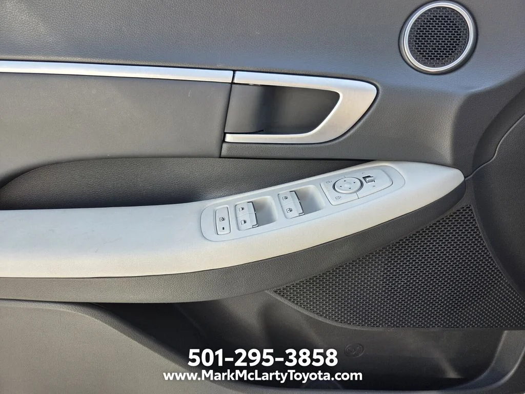 Used 2025 White Hyundai SEL image 24