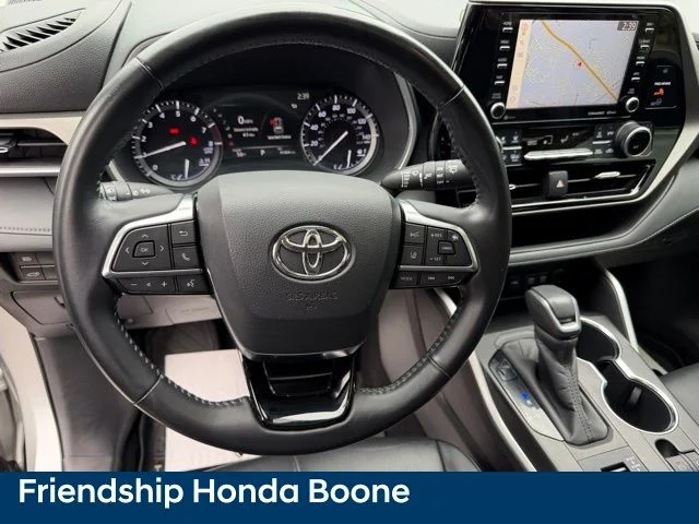 Used 2020 Silver Toyota XLE image 21