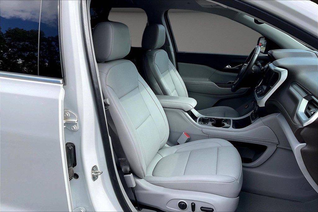 Used 2023 White GMC SLT image 32