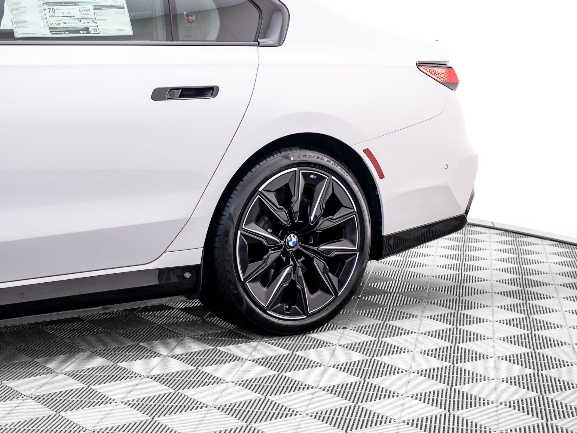 New 2026 Alpine White BMW M70 image 37