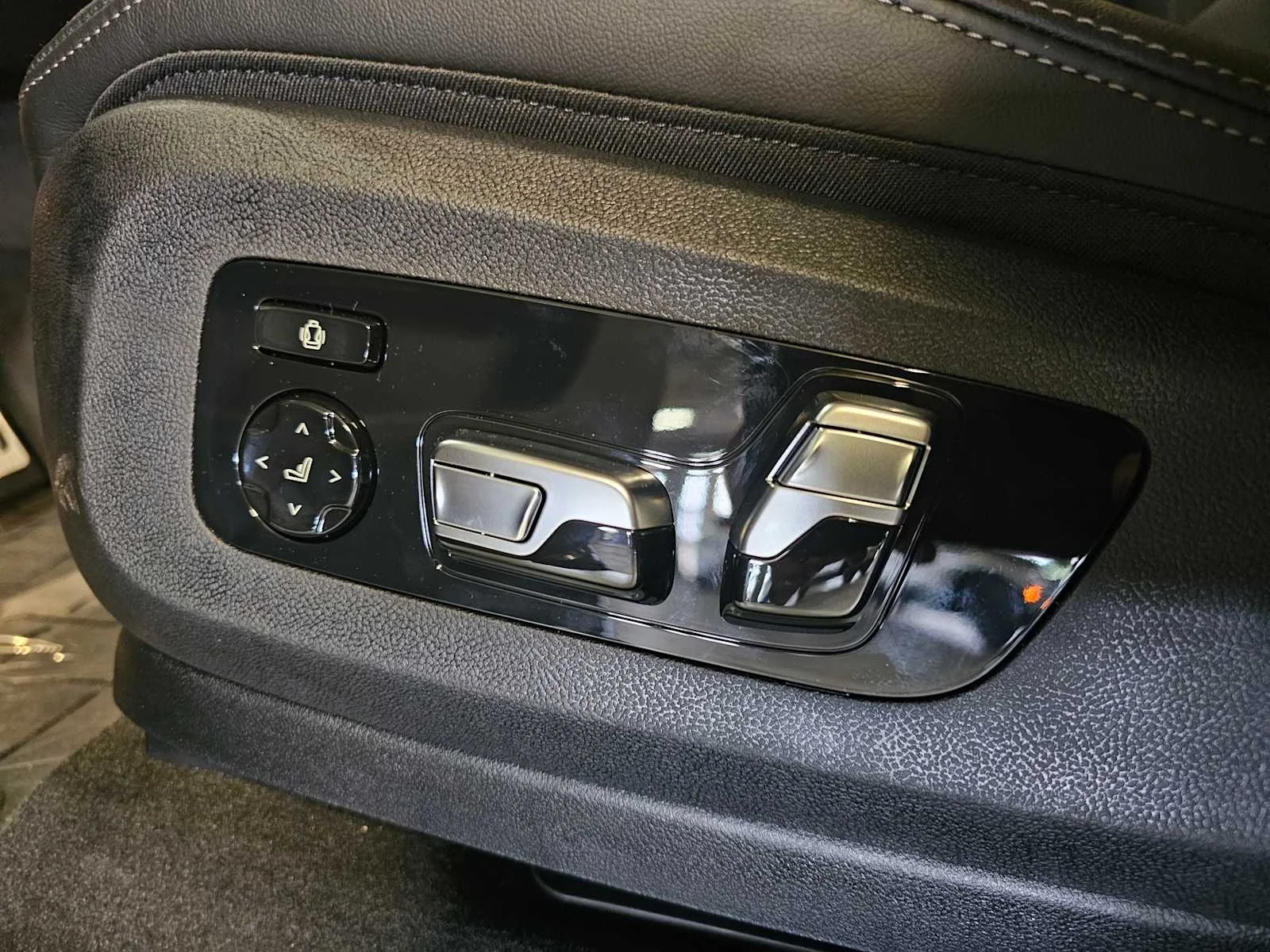 New 2026 Carbon Black Metallic BMW xDrive40i image 29