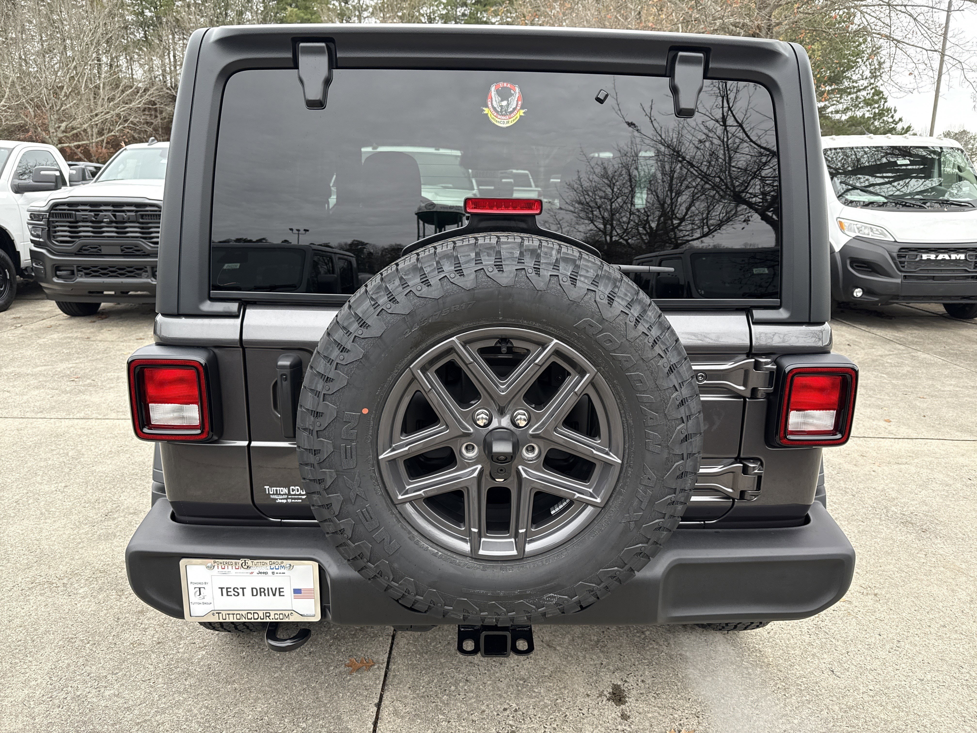 New 2026 Granite Crystal Metallic Clearcoat Jeep Sport S image 6