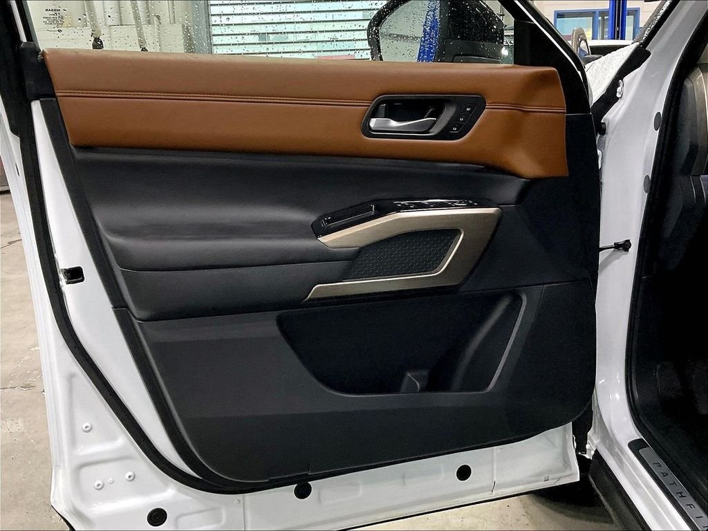 Used 2025 Everest White Pearl/Black Nissan Platinum image 9