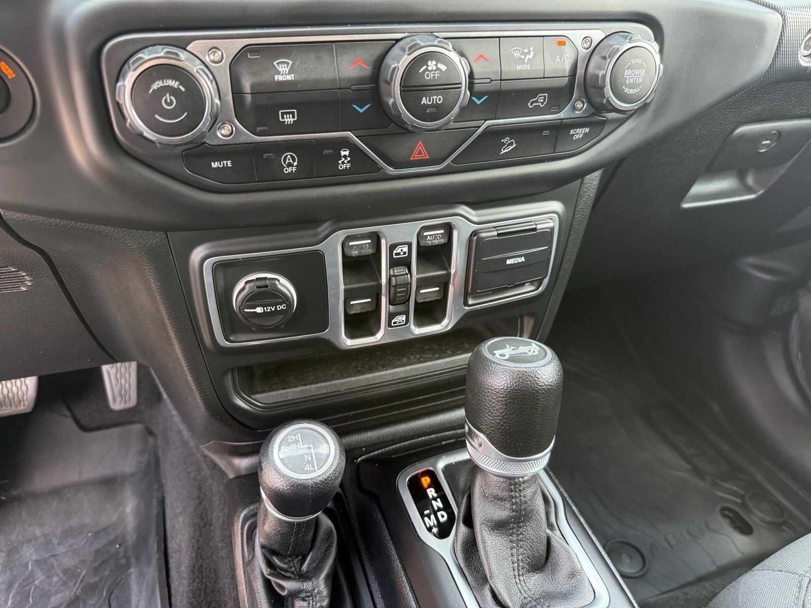 Used 2018 Crystal Metallic Jeep Unlimited Sport S image 21