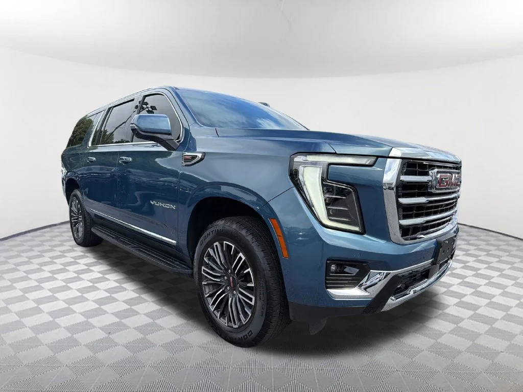 Used 2025 Blue GMC Elevation image 3