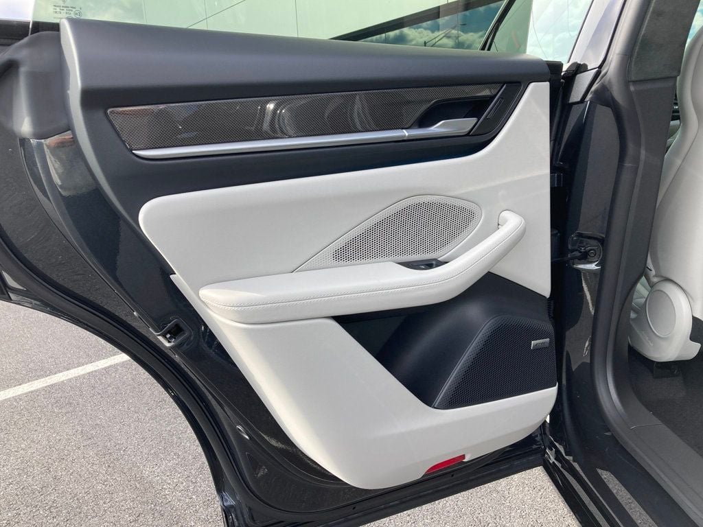 2025 Porsche Macan Turbo Electric - Photo 14