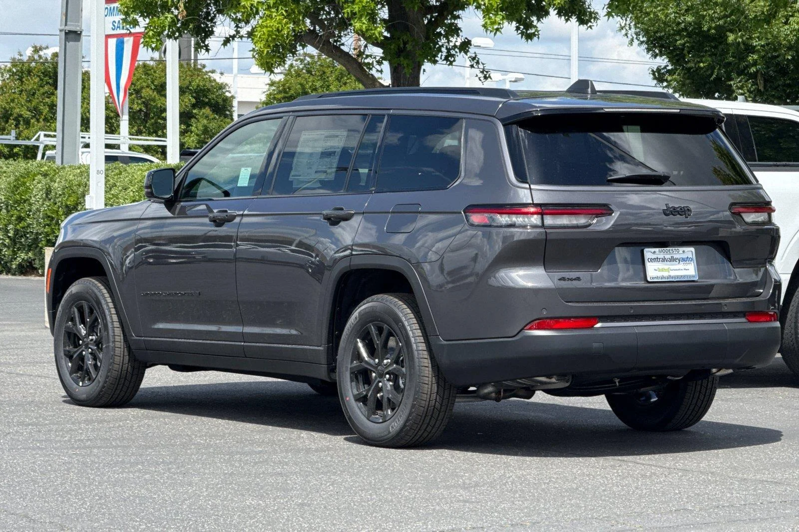 New 2026 Baltic Gray Metallic Clear-Coat Exterior Paint Jeep Laredo Altitude image 5