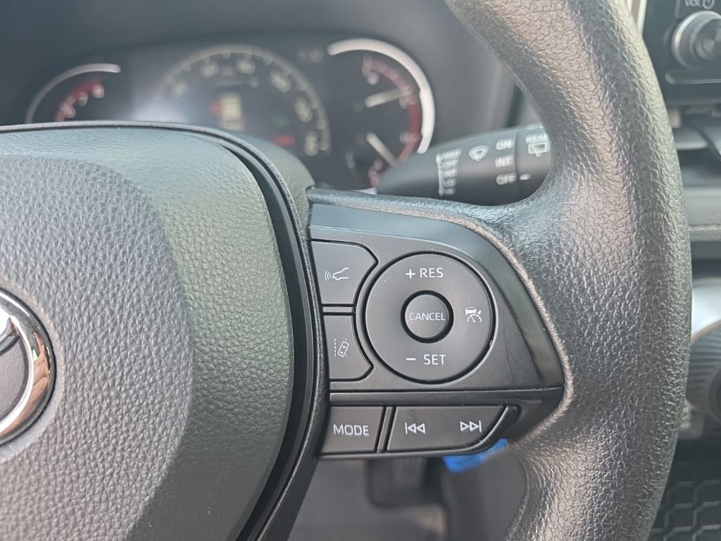 Used 2025 White Toyota LE image 17