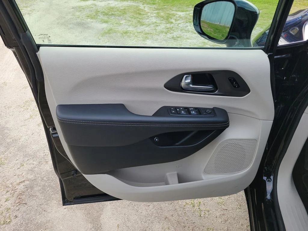 Used 2024 Black Chrysler Select image 12